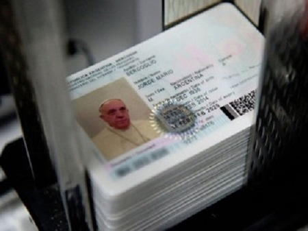 Папа Римський отримає новий паспорт