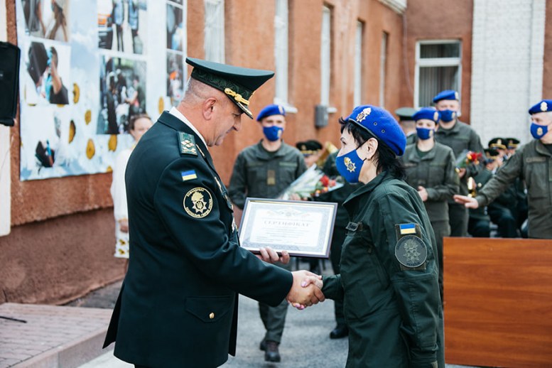 Командувач Національної гвардії України до Дня медичного працівника вручив сертифікат на медичне устаткування для військового госпіталю