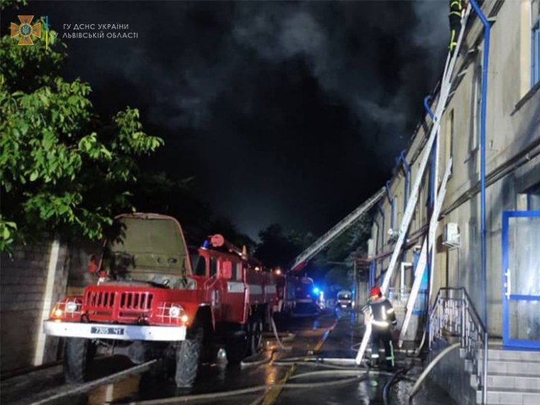 15 одиниць спецтехніки та 65 вогнеборців ліквідували пожежу у виробничому приміщенні у Золочеві