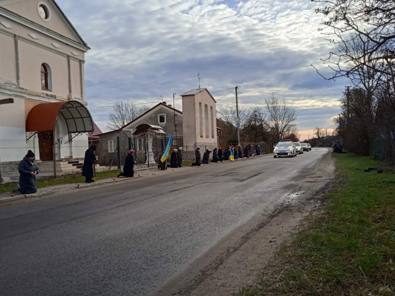 1 січня жителі Золочівської громади зустріли тіло Героя Олега Квасниці
