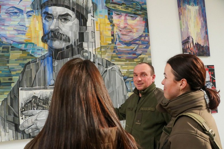 Гартуємо духовний фронт: Військовослужбовці Навчального центру відвідали виставку видатного митця Володимира Слєпченка