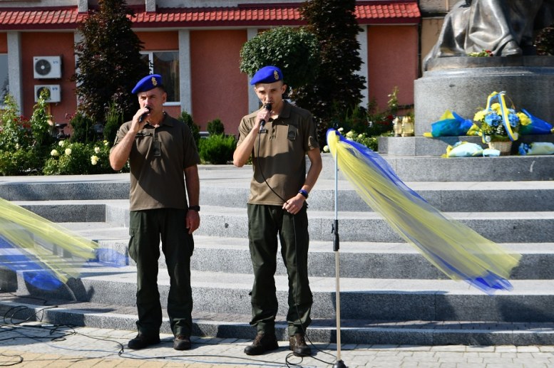 Прапор  України тримають надійні  і мужні руки наших захисників