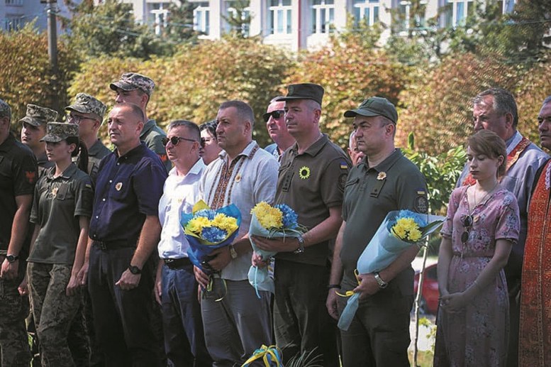 У Золочеві вшанували памʼять усіх захисників України, які полягли у боротьбі за нашу державу