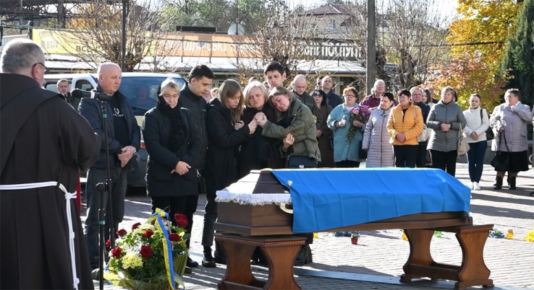 Cьогодні золочів’яни на колінах зустріли домовину з тілом загиблого бійця Тараса Дутчака