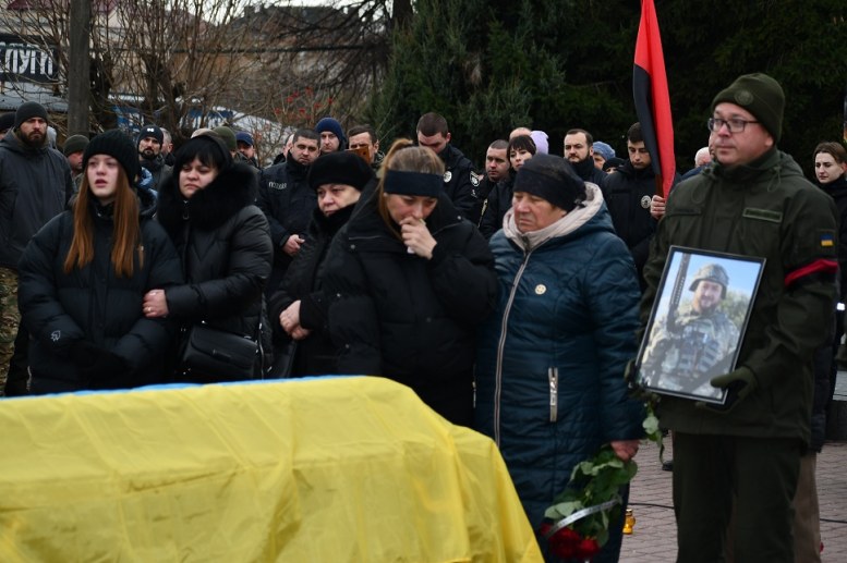 Золочівська громада стала на коліна, дякуючи за мужність загиблому воїну Володимиру  Пуківському