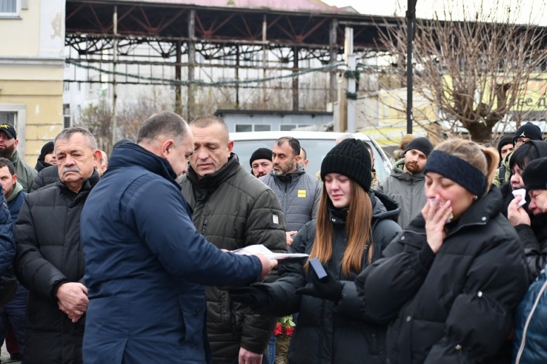 Золочівська громада стала на коліна, дякуючи за мужність загиблому воїну Володимиру  Пуківському