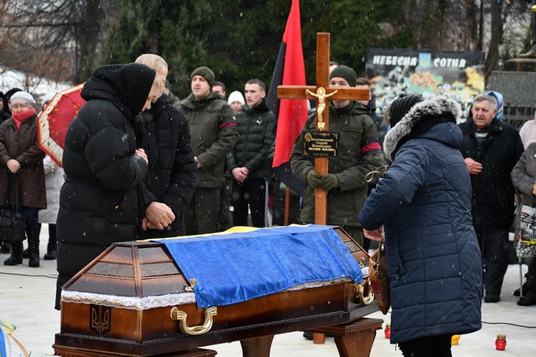 Золочів'яни на колінах зустріли домовину з тілом загиблого бійця Сергія Колтовського
